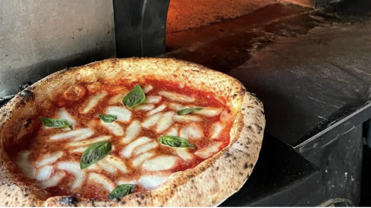 Lidl tiene una piedra para hacer pizzas en el horno como las de Italia